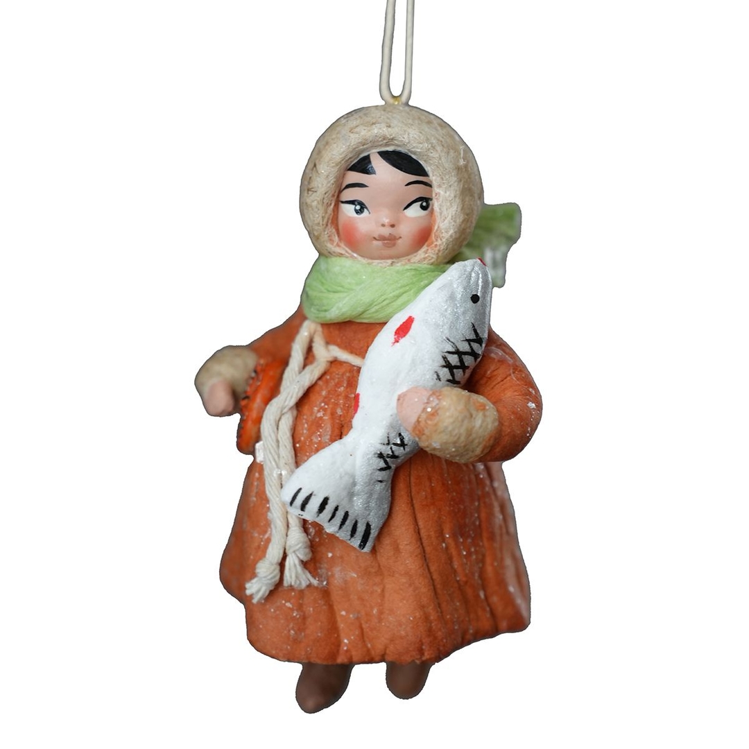 Ёлочная игрушка Северный малыш с рыбкой Кузьминская игрушка | Фото 1